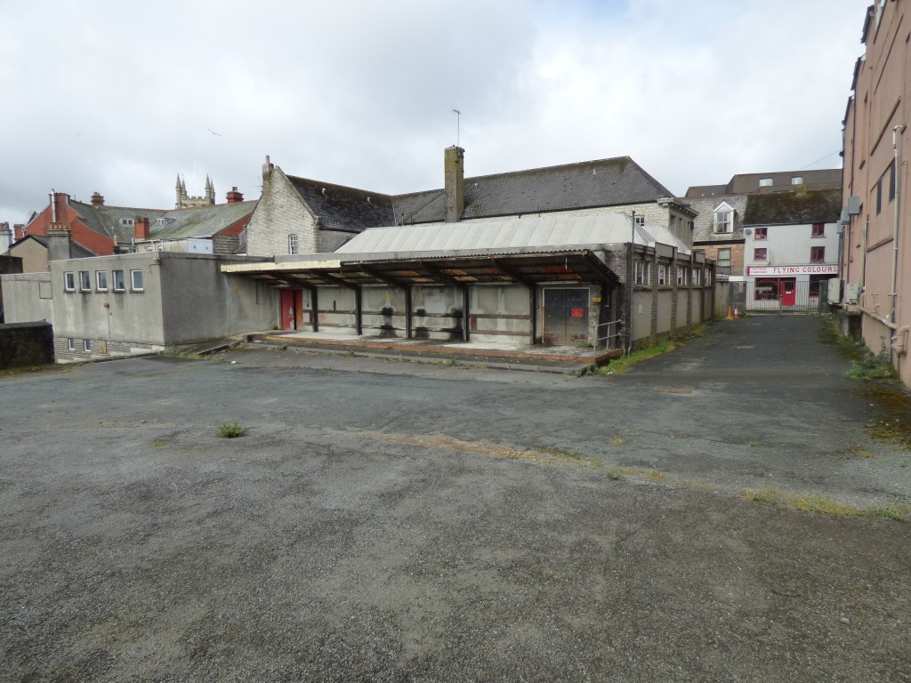 Lot: 150 - SUBSTANTIAL TOWN CENTRE DEVELOPMENT OPPORTUNITY - Rear of the building facing back to the road